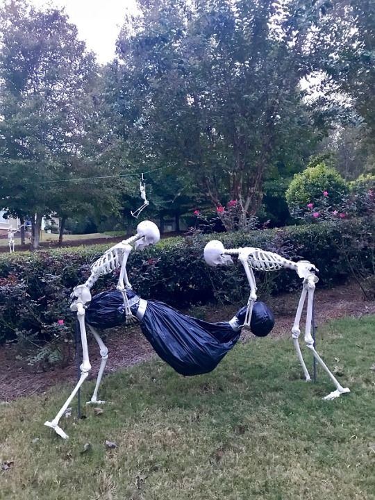 Skeletons Burying A Body Halloween Decoration